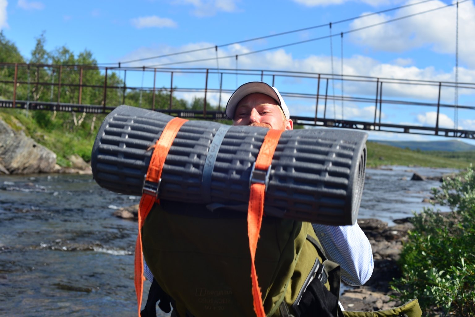 Jocke tar på väska